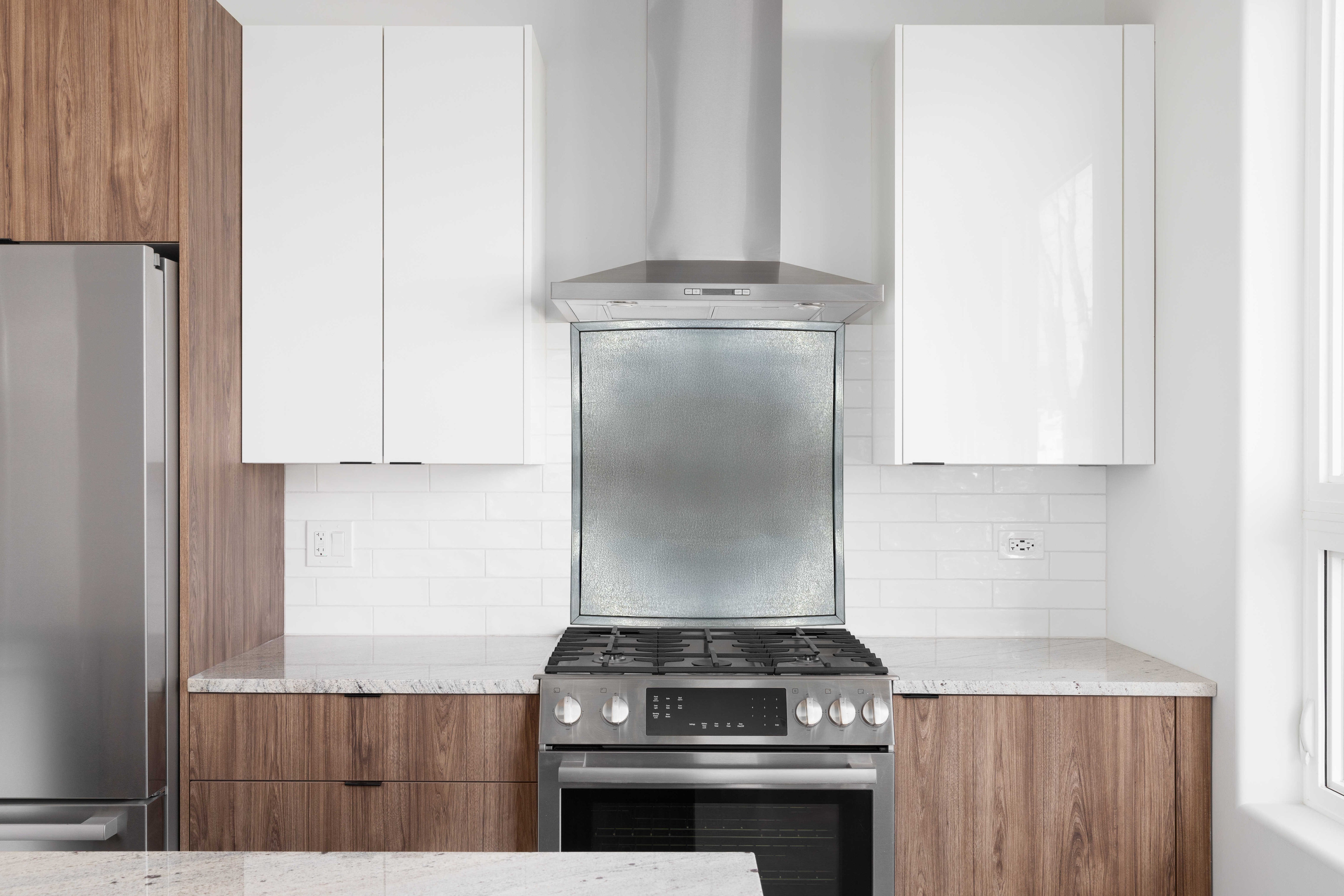 304 #4 Brushed Stainless Steel Backsplash with 20ga Mitered Panel Edge Trim